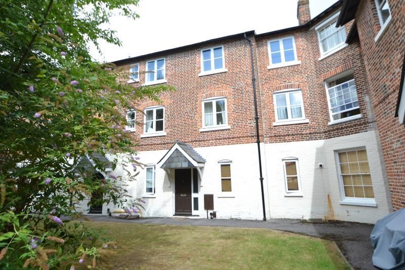 1 bed flat to rent in The Cloisters, Junction Road, Andover SP10, £825 pcm