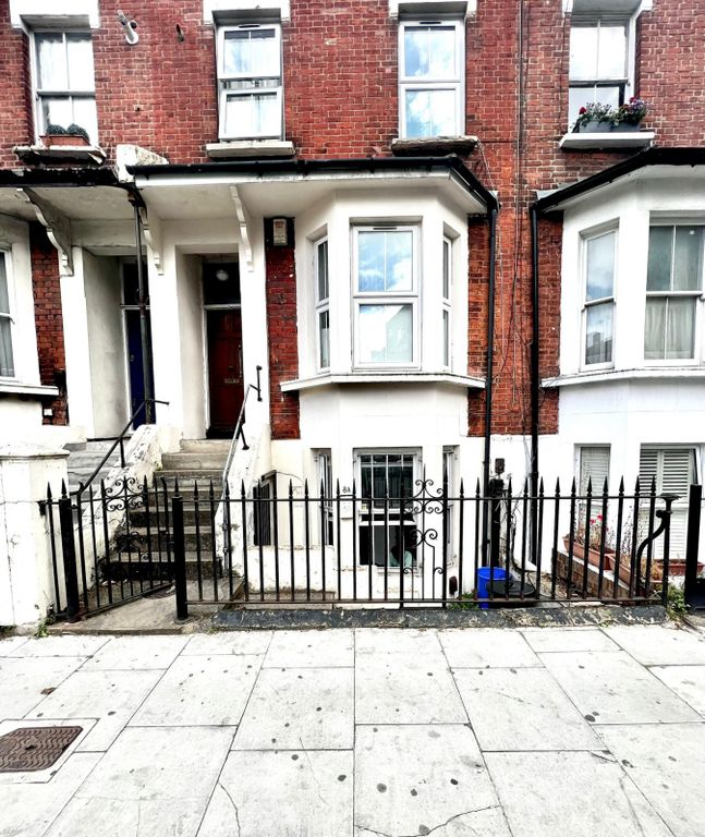 1 bed flat to rent in Caxton Road, London W12, £1,600 pcm