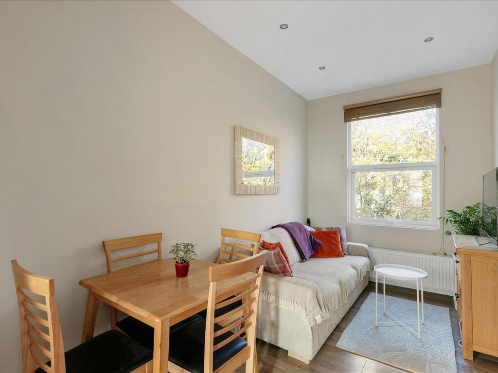 1 bed flat for sale in Lillie Road, Fulham SW6, £325,000