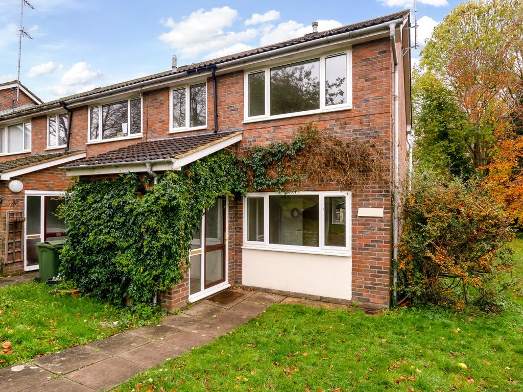 3 bed end terrace house to rent in St. Martins Close, East Horsley, Leatherhead KT24, £1,700 pcm