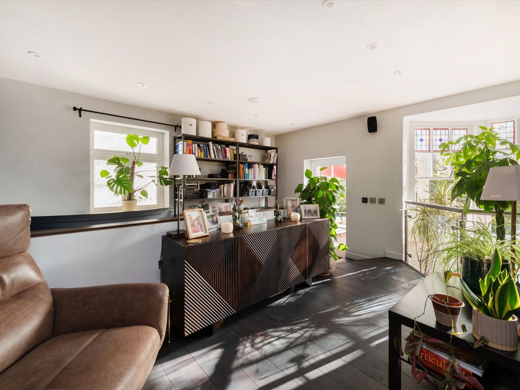 2 bed flat for sale in Arkwright Road, London NW3, £1,750,000