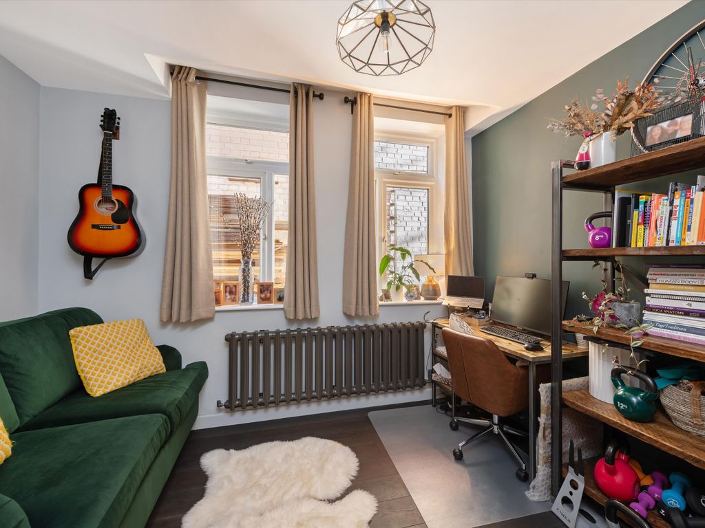 2 bed flat for sale in Arkwright Road, London NW3, £1,750,000
