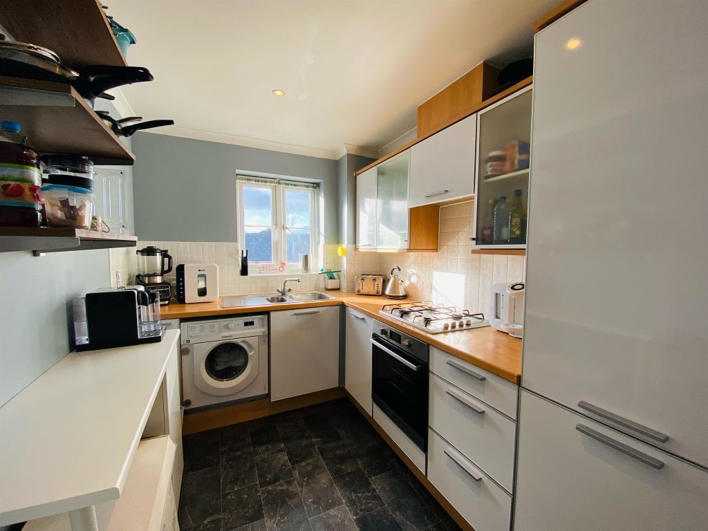 1 bed flat for sale in Coxhill Way, Aylesbury HP21, £150,000
