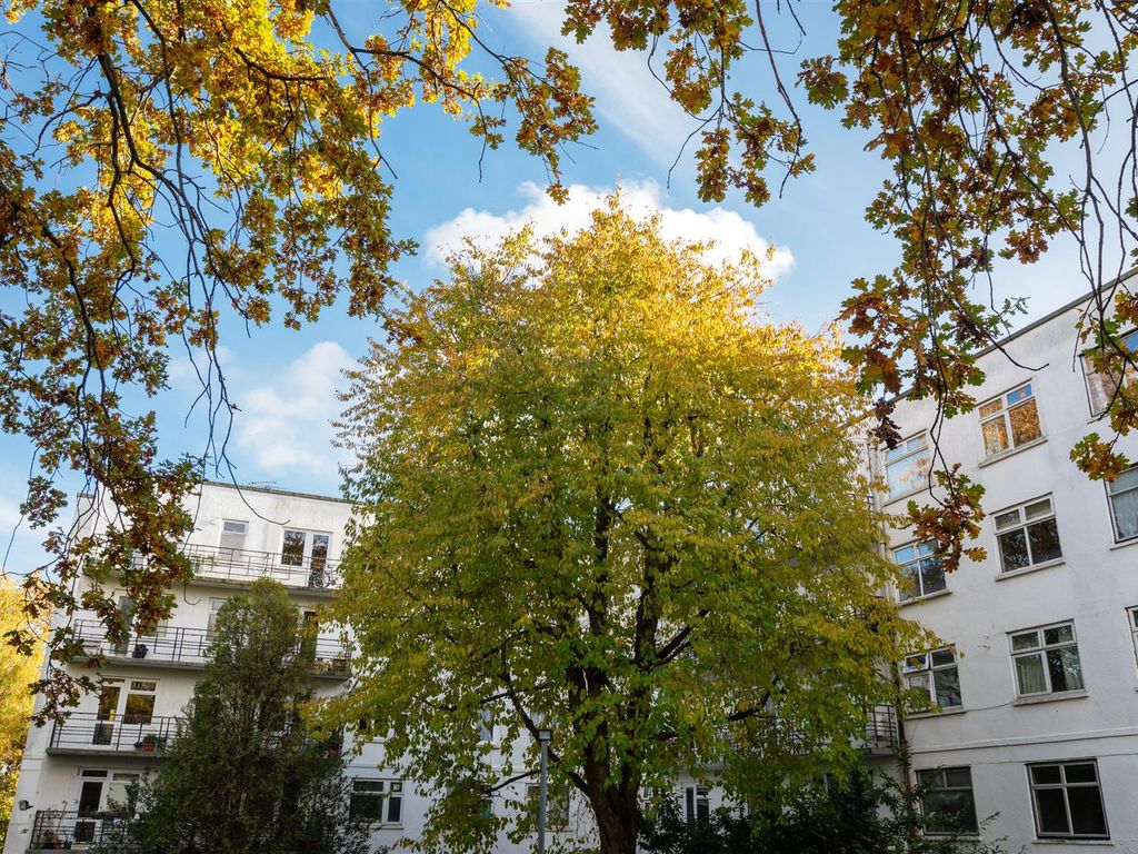 1 bed flat for sale in Forest Croft, Forest Hill, London SE23, £315,000