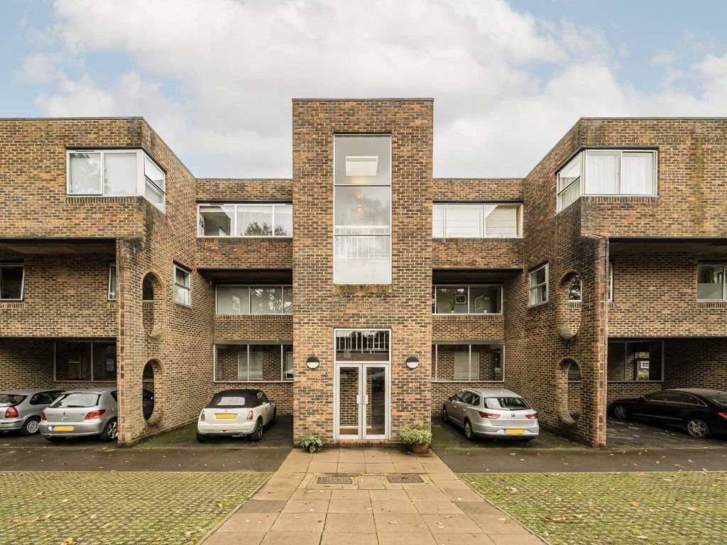 2 bed flat for sale in Stroudwater Park, Weybridge KT13, £345,000