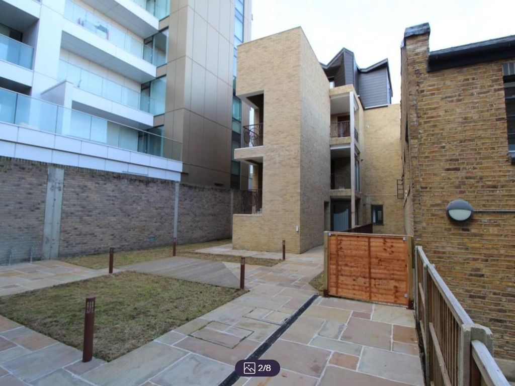 2 bed flat to rent in Dod Street, London E14, £2,200 pcm