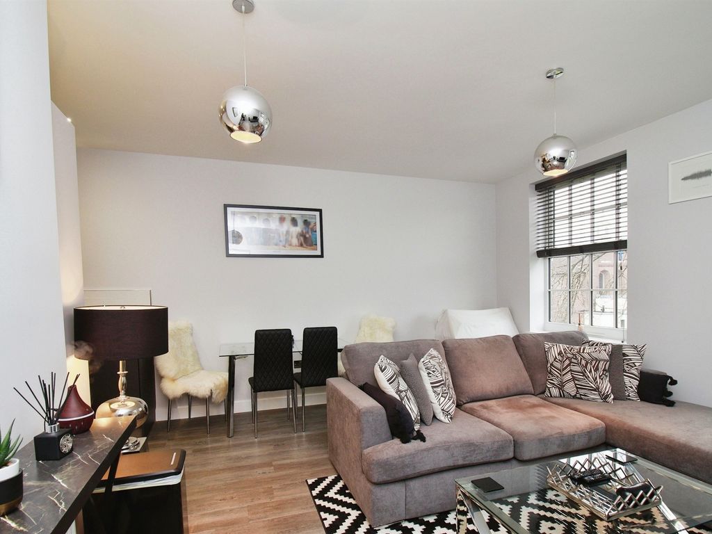 2 bed flat for sale in Homer Road, Solihull B91, £300,000
