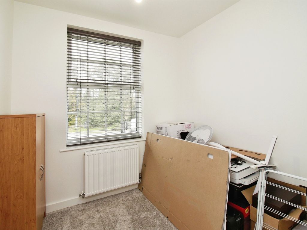2 bed flat for sale in Homer Road, Solihull B91, £300,000