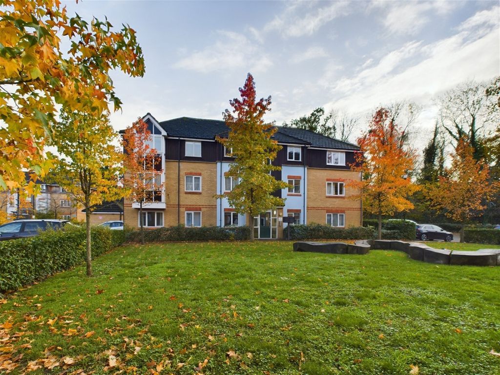 2 bed flat for sale in Power Close, Guildford GU1, £75,000