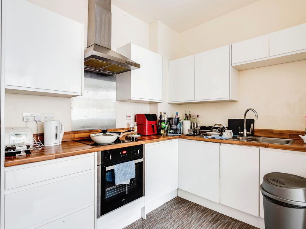 1 bed flat for sale in Farnsby Street, Swindon, Wiltshire SN1, £80,000