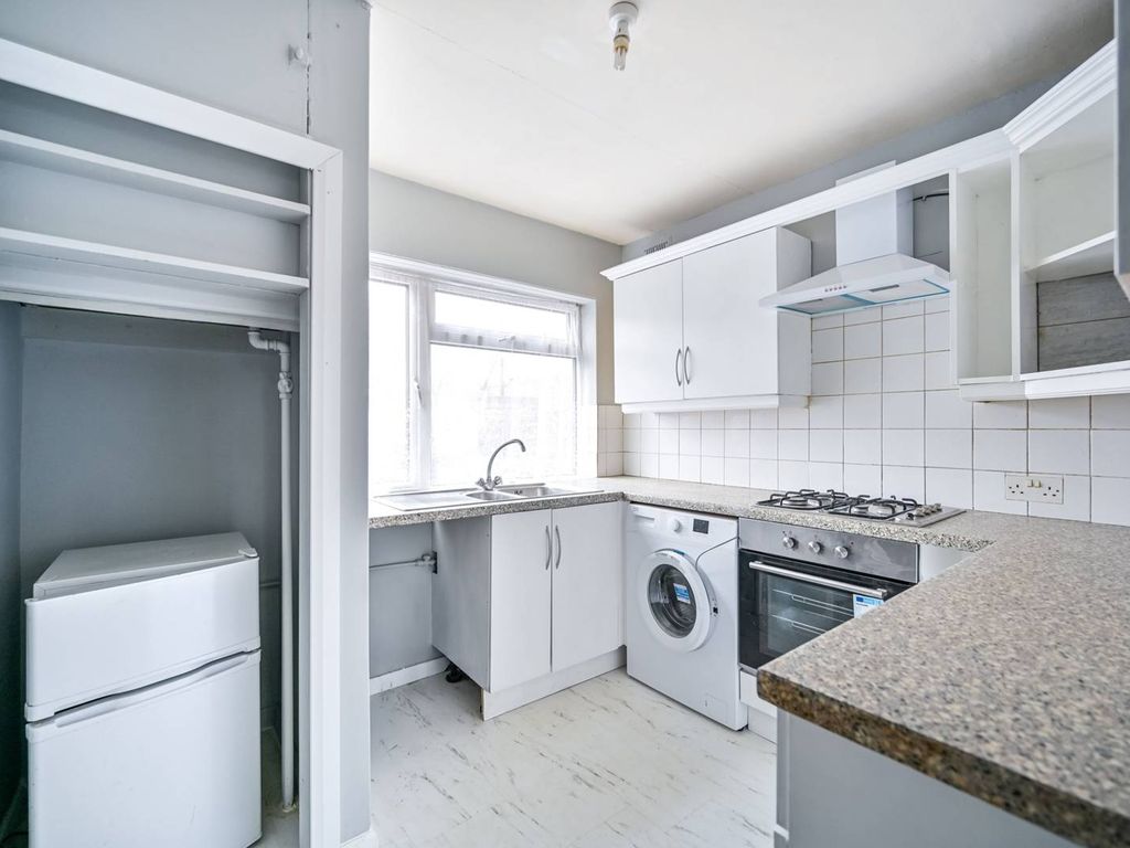 2 bed flat for sale in Westbury Road, New Malden KT3, £450,000