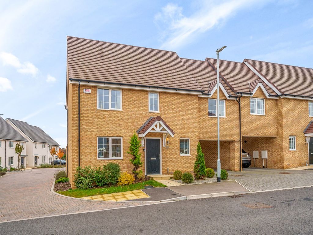 3 bed link-detached house for sale in Emery Croft, Meppershall SG17, £475,000