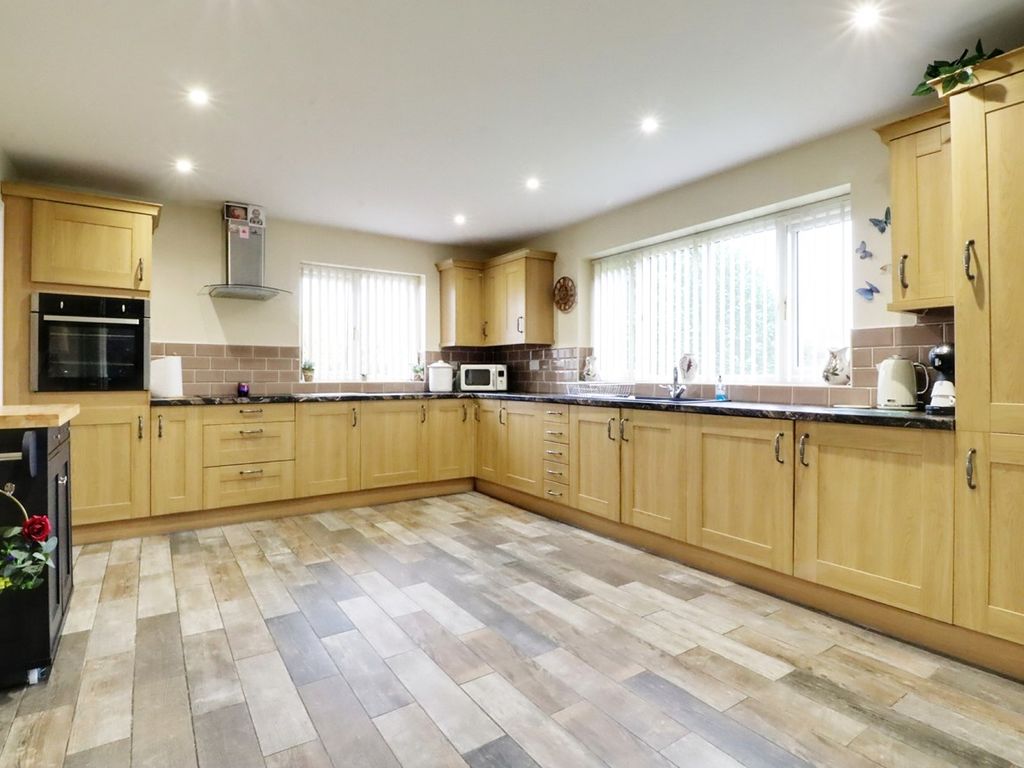 3 bed detached bungalow for sale in Turbary, Epworth DN9, £495,000
