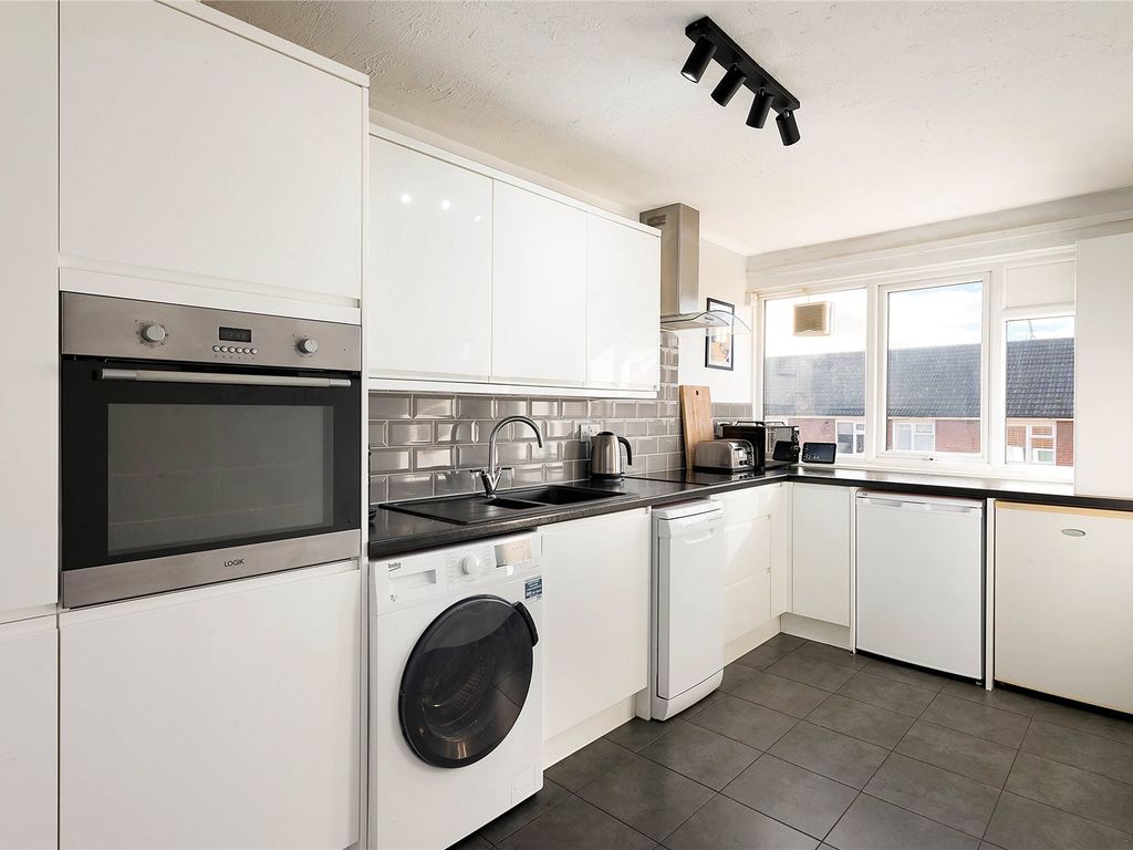 2 bed flat for sale in Mccarthy Court, Banbury Street SW11, £485,000