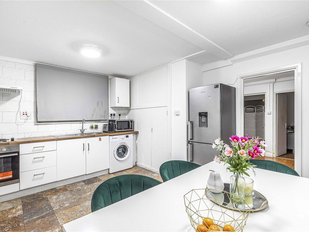 2 bed flat for sale in Brixton Water Lane, London SW2, £240,000
