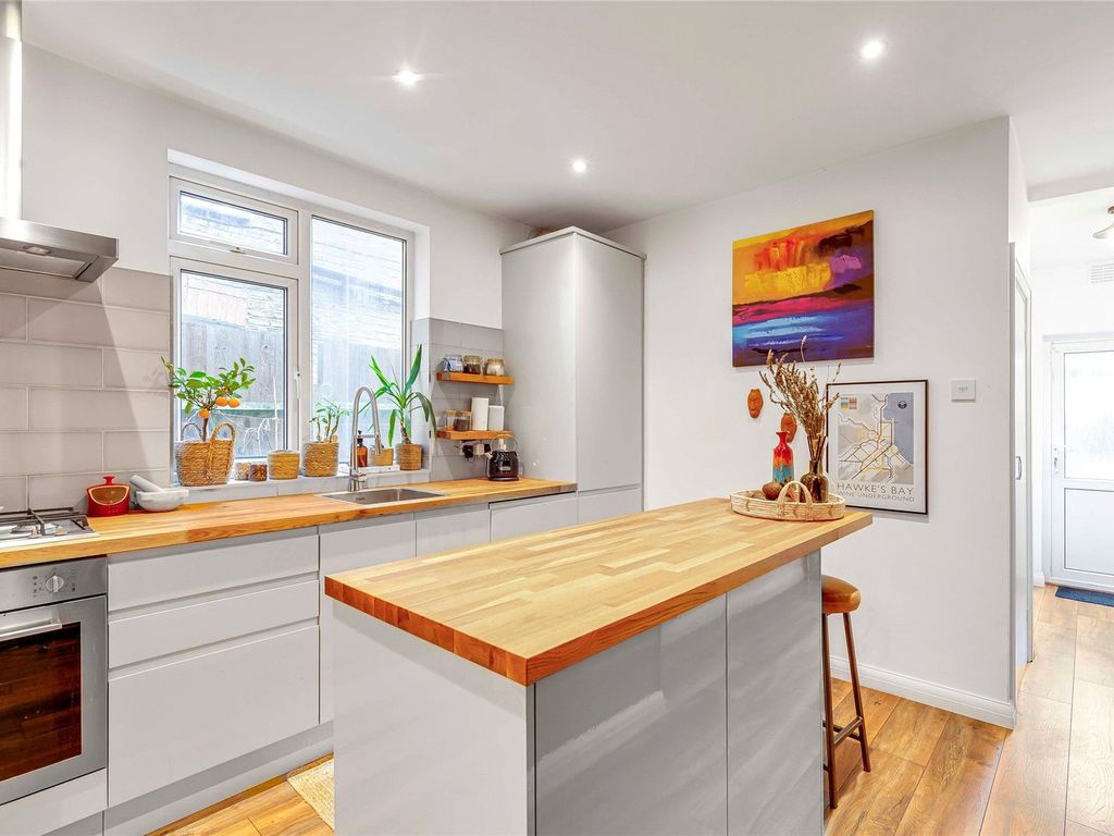 1 bed flat for sale in Credenhill Street, Furzedown SW16, £375,000