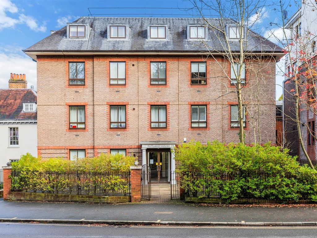 1 bed flat for sale in South Street, Epsom KT18, £225,000
