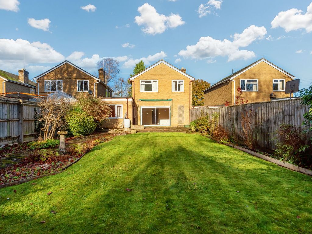 3 bed link-detached house for sale in Leigh Close, North Leigh OX29, £450,000