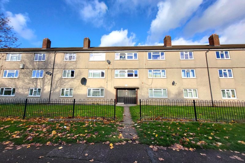 2 bed flat for sale in Seacombe Road, Cheltenham GL51, £117,500