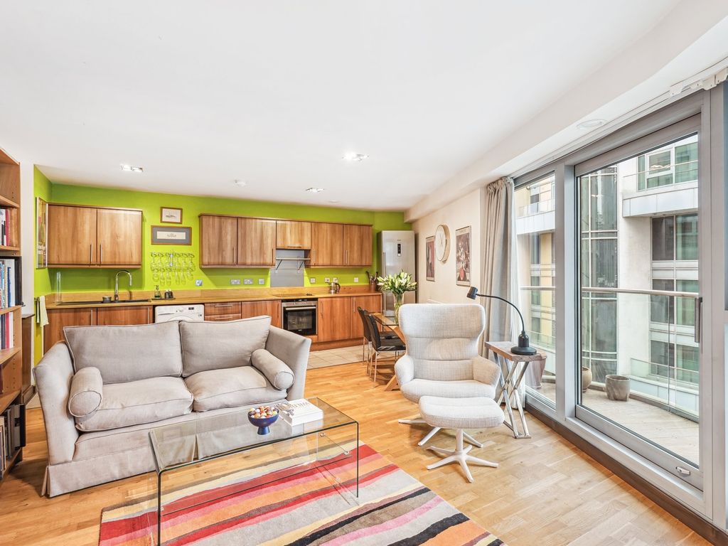 2 bed flat for sale in Bridges Court, London SW11, £595,000