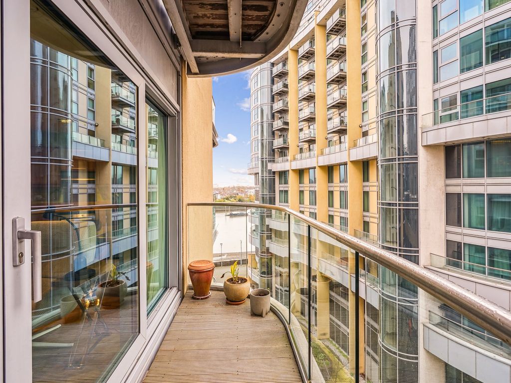 2 bed flat for sale in Bridges Court, London SW11, £595,000