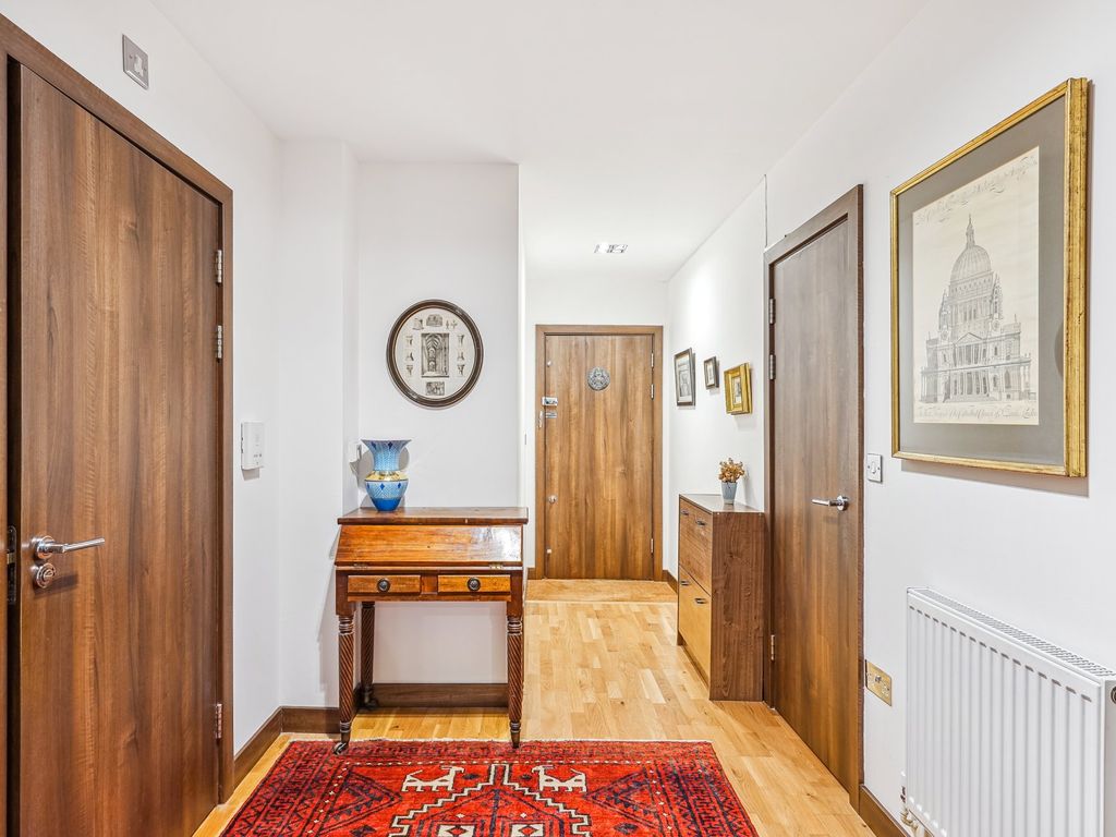 2 bed flat for sale in Bridges Court, London SW11, £595,000