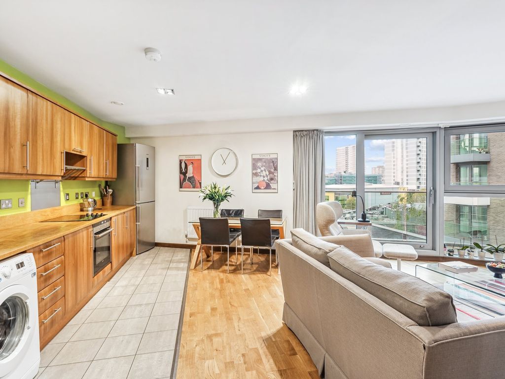 2 bed flat for sale in Bridges Court, London SW11, £595,000