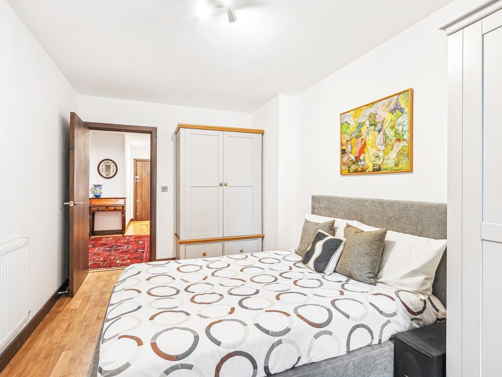 2 bed flat for sale in Bridges Court, London SW11, £595,000