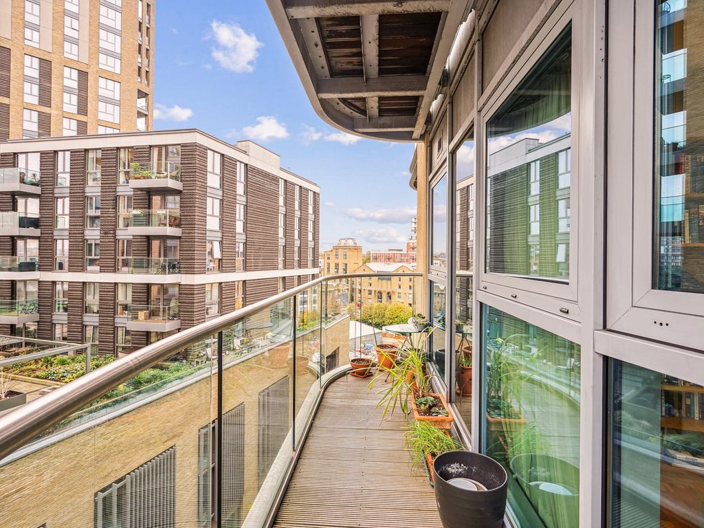 2 bed flat for sale in Bridges Court, London SW11, £595,000