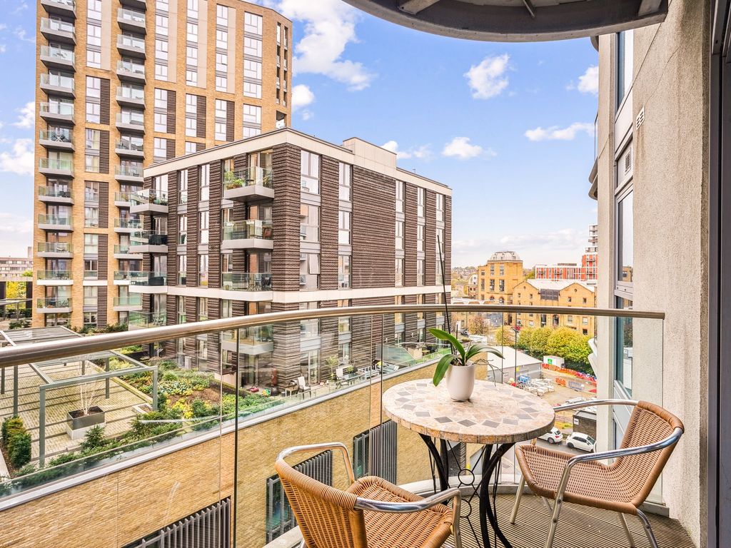 2 bed flat for sale in Bridges Court, London SW11, £595,000