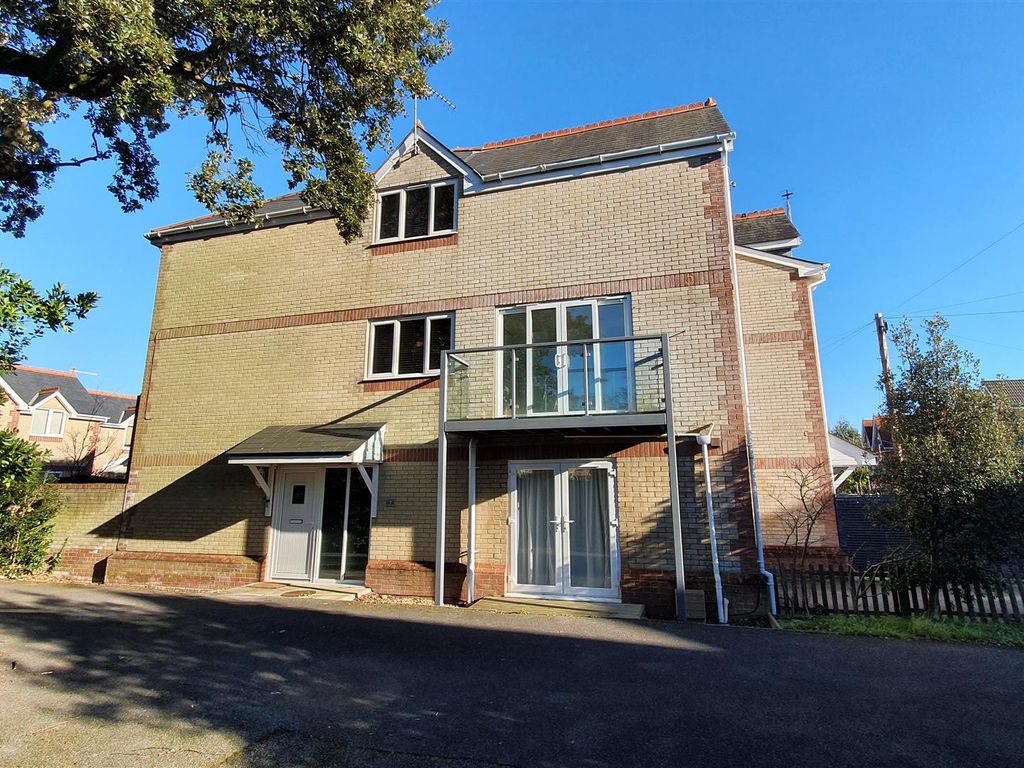 3 bed end terrace house to rent in Balmoral Road, Parkstone, Poole BH14, £2,200 pcm