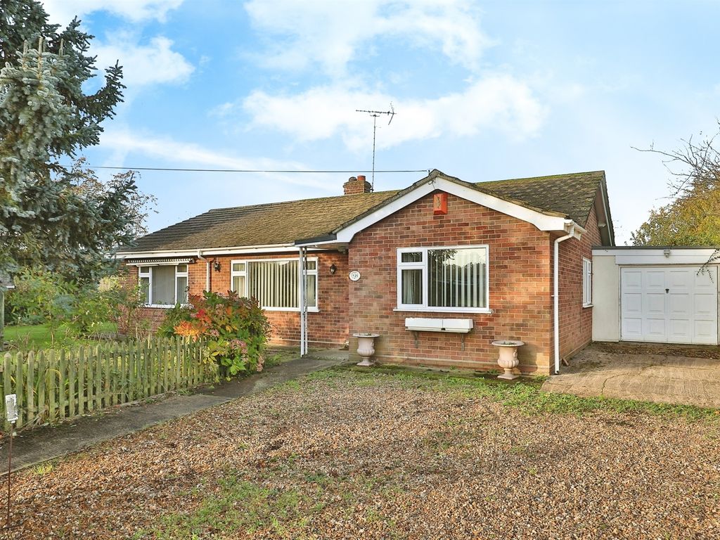 3 bed detached bungalow for sale in Richmond Place, Lyng, Norwich NR9, £350,000
