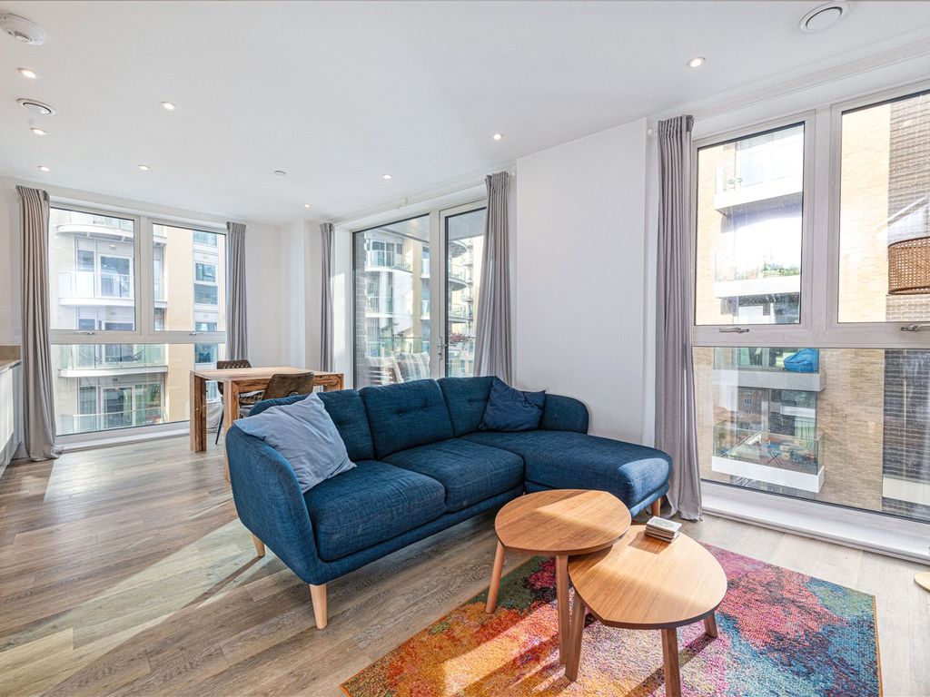2 bed flat for sale in Bridges Court Road, London SW11, £600,000