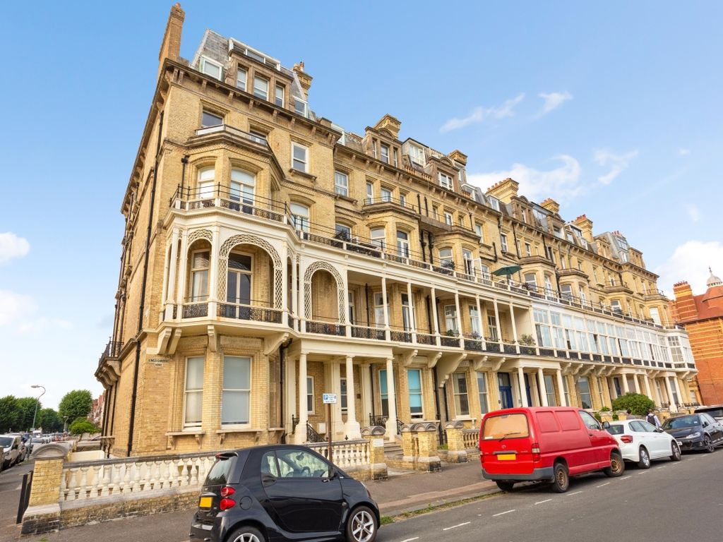 2 bed flat to rent in Kings Gardens, Hove BN3, £2,800 pcm