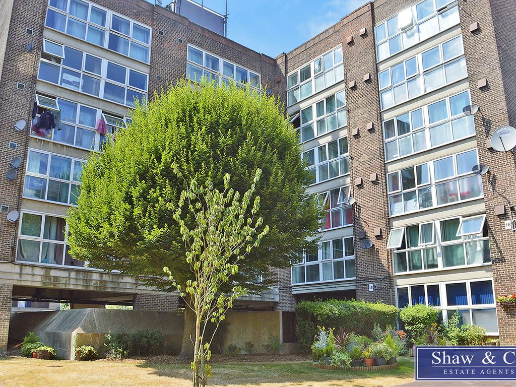 1 bed flat for sale in Harris Close, Hounslow TW3, £240,000