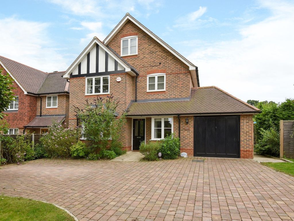 4 bed detached house to rent in East Hill, Woking GU22, £3,000 pcm