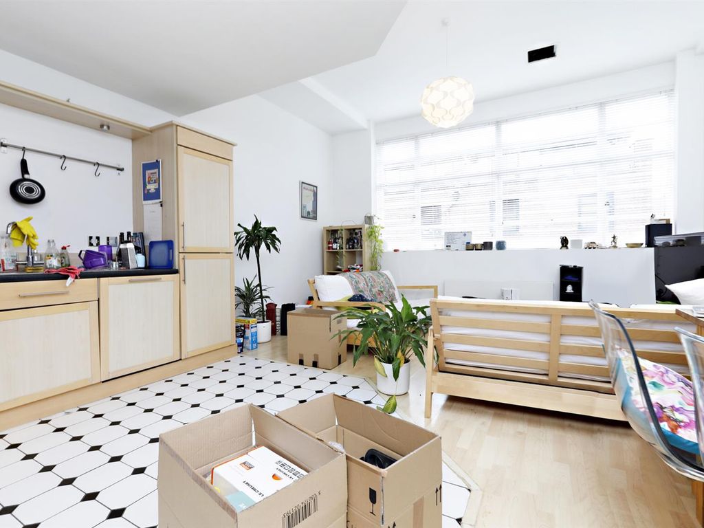 1 bed flat to rent in 8 Bluelion Place, Long Lane, London Bridge SE1, £2,200 pcm