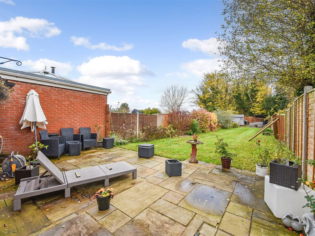 3 bed semi-detached house for sale in Batchelors Barn Road, Andover SP10, £320,000