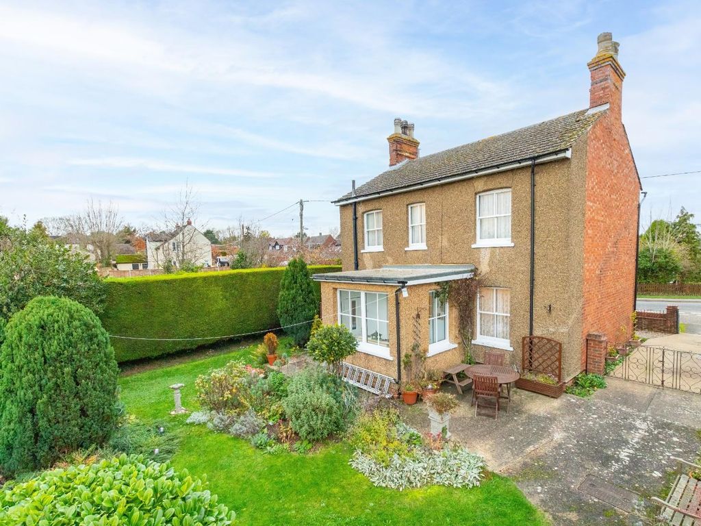 3 bed detached house for sale in Dunstable Road, Tilsworth, Leighton Buzzard LU7, £585,000