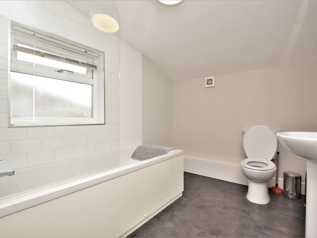 Room to rent in Room 3, 20 Vernon Street, Barrow-In-Furness LA14, £563 pcm