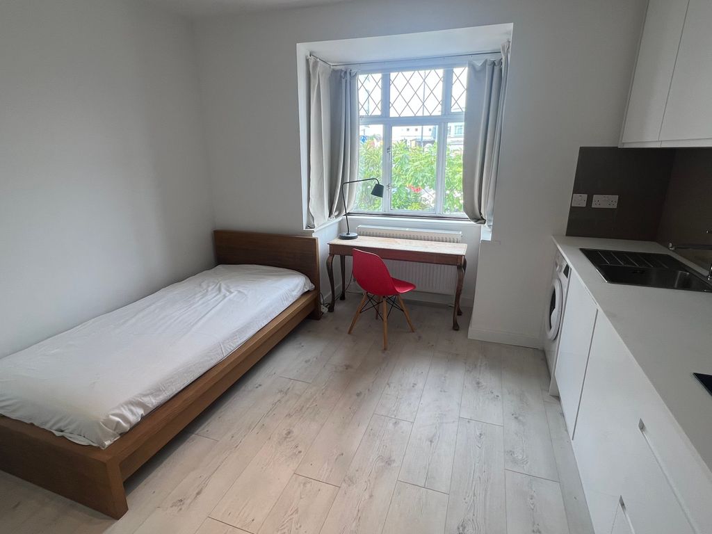 Studio to rent in Claremont Avenue, New Malden KT3, £1,000 pcm