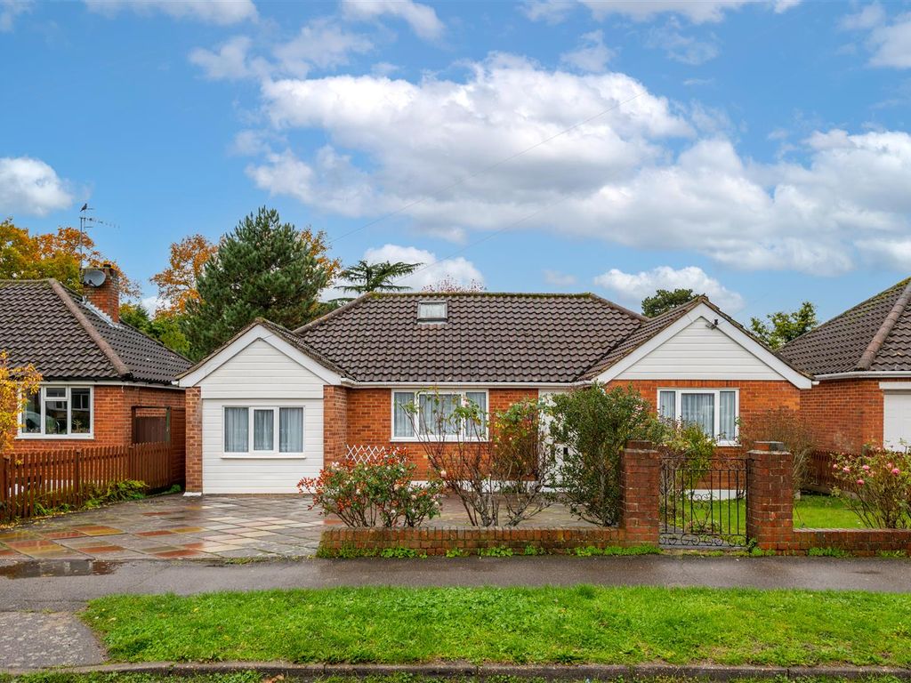 3 bed detached bungalow for sale in Cheyne Walk, Horley RH6, £625,000