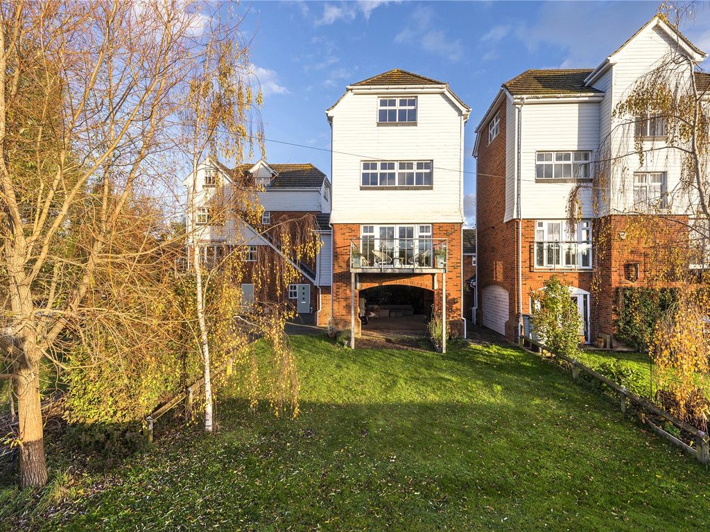 4 bed detached house for sale in Eden View, Edenbridge, Kent TN8, £700,000