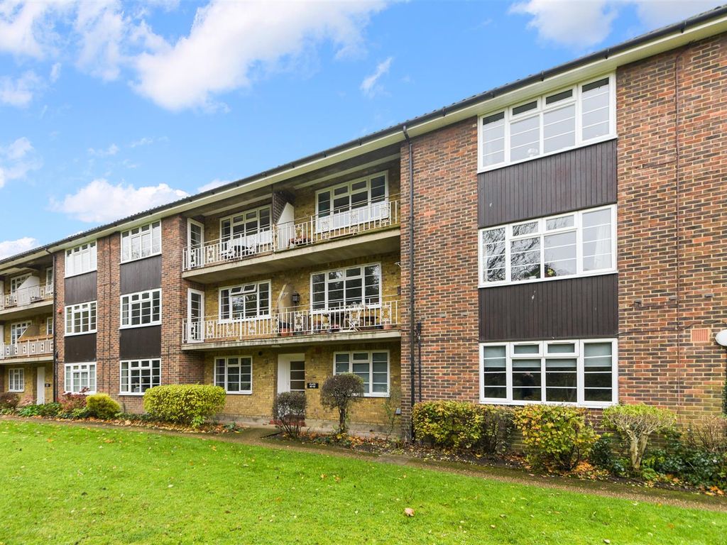 2 bed flat for sale in Lancaster Court, Banstead SM7, £325,000