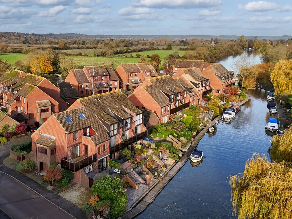 3 bed flat for sale in Temple Mill Island, Marlow SL7, £795,000