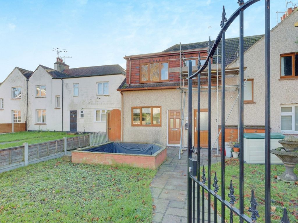 2 bed end terrace house for sale in Middle Mead, Rochford SS4, £275,000