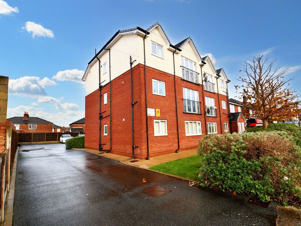 2 bed flat for sale in Barton Road, Stretford M32, £165,000