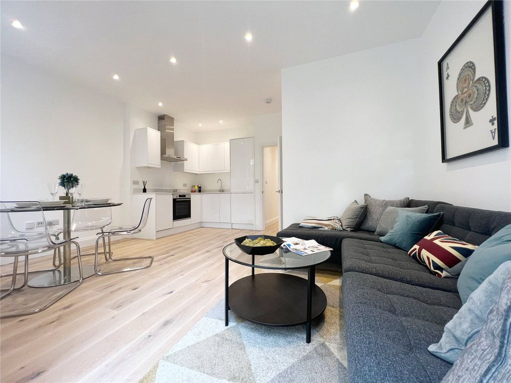 2 bed flat for sale in Hopton Road, London SW16, £525,000