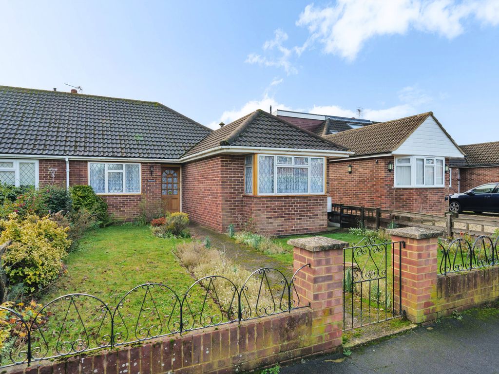 3 bed bungalow for sale in Copthall Way, New Haw KT15, £475,000
