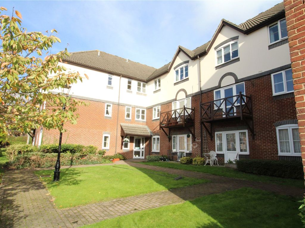 2 bed flat for sale in Marlborough Road, Old Town, Swindon, Wiltshire SN3, £128,000